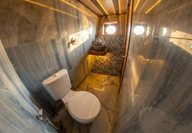 Lagoon-Cabin-Naturalia-Cruise-Bathroom