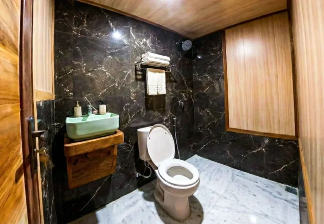 Sandal-Cabin-Naturalia-Cruise-Bathroom