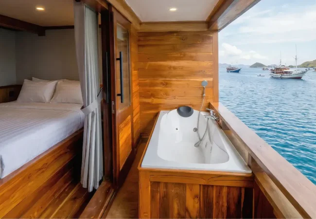 Suite-Cabin-1-Naturalia-Cruise-Bathtub