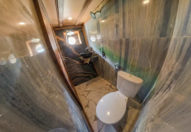 Tide-Cabin-Naturalia-Cruise-Bathroom