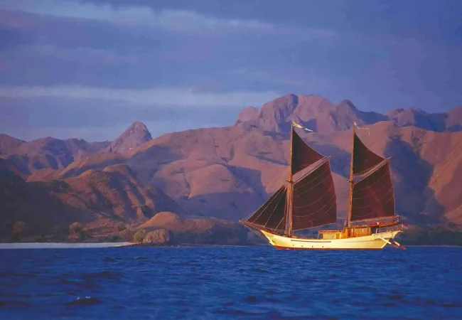 komodo flores tour_vvip boat_silolona 01