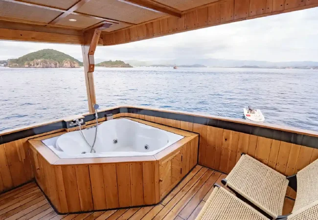 lamborajo_3_royal_master_cabin-2