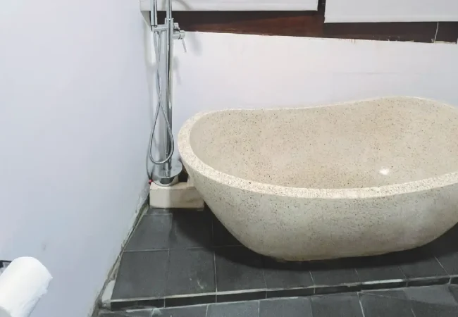 leticia-arjuna-cabin-bathroom