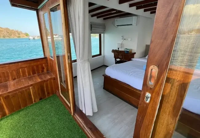 leticia-hanoman-cabin-balcony